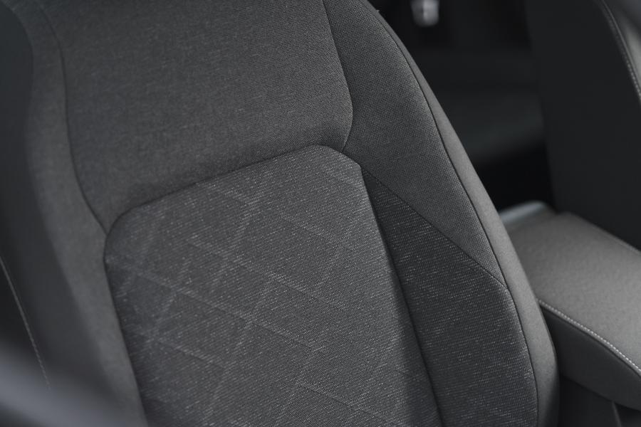 Детали интерьера Volkswagen Golf Life 2020 года  (UK) (фото 36 из 40)